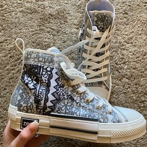 Oblique pattern sneakers